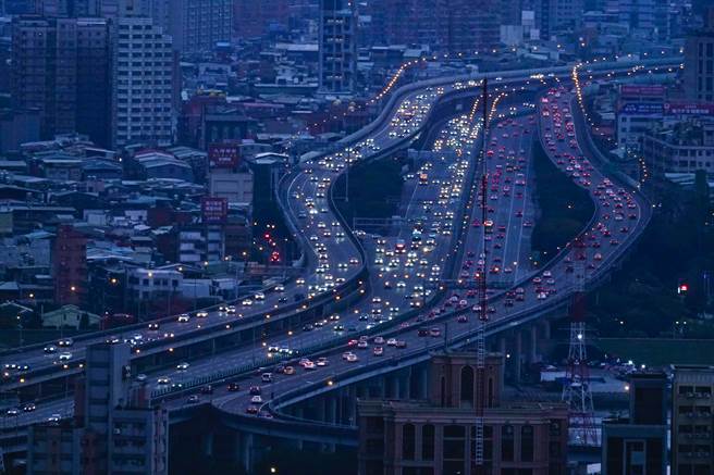 元旦3天連續假期結束，國道一號圓山至五股段2日傍晚逐漸湧現車潮。（黃子明攝）