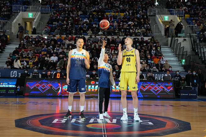 李智凯（中）担任PLG台北富邦勇士、新北国王一战开球嘉宾。（台北富邦勇士提供）