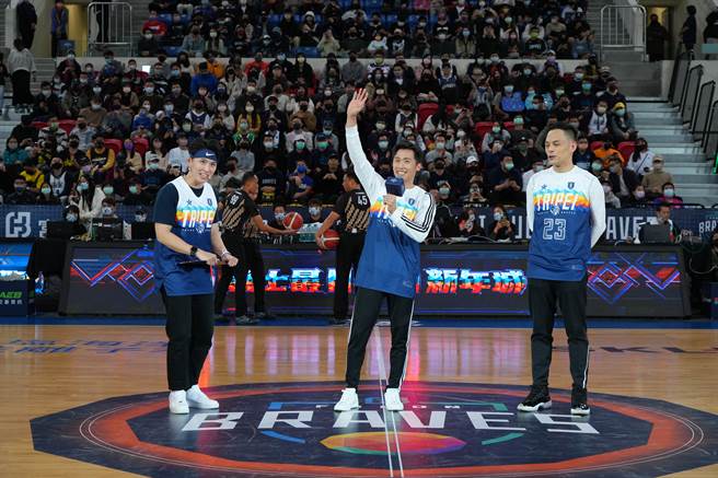 东京奥运体操银牌国手李智凯（中）向观眾挥手致意。（台北富邦勇士提供）