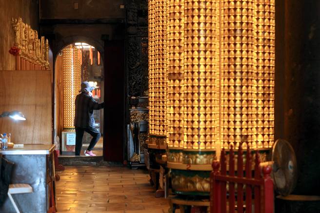 新庄慈佑宫是一座三开间四进二廊五院落的庙宇建筑，庙宇建筑狭长，正殿供奉妈祖，后殿供奉观音佛祖，开山殿则供奉歷代祖师牌位。（黄世麒摄）