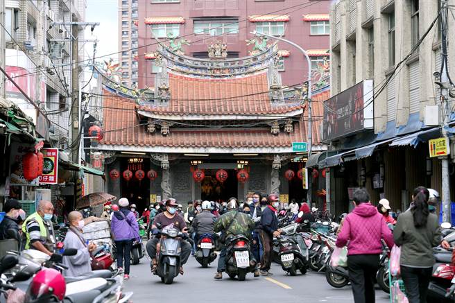 慈佑宫原名「新庄天后宫」，于清朝雍正7年（1729年）动工兴建，坐落在新庄庙街，面对新庄港渡口，乾隆13年（1748年）遭遇祝融肆虐，耗时5年重修完成后改名「慈佑宫」至今。（黄世麒摄）