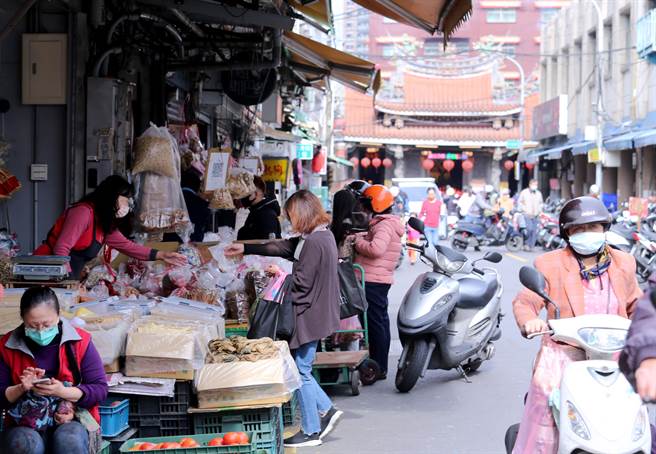 新庄慈佑宫周边仍具有重要的商业功能，从早市的吆喝喊价声，到夜市的欢笑声，继续乘载着许多新庄人的回忆。（黄世麒摄）