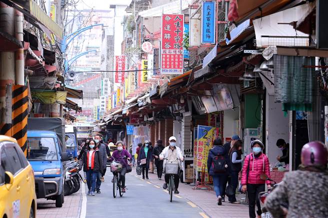 从千帆林立到车水马龙，新庄庙街至今仍是许多新庄人购物、逛街的商圈，虽然没有现代化百货公司的绚丽霓虹灯，但也保留了属于庙街独特的老味道。（黄世麒摄）