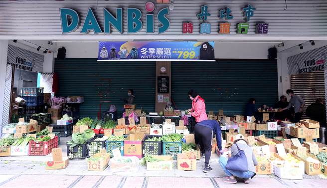 新庄庙街的独特景象，居民白天可以在这买菜，晚上也可以来这逛街买衣服，短短一条街，食衣住行育乐通通包了。（黄世麒摄）