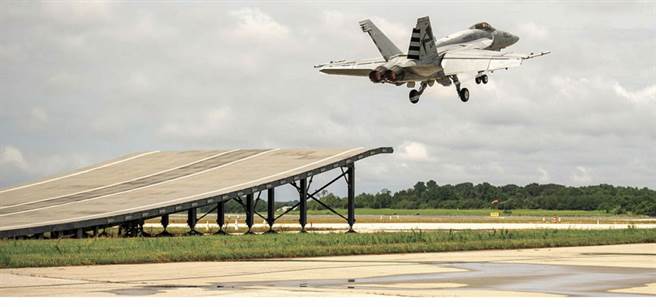F/A-18E从跳台起风的测试。(图/波音)