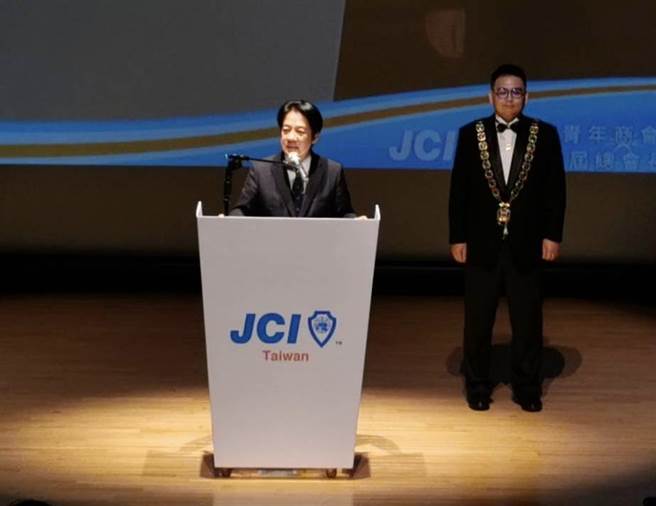 国际青商会举行第70届总会长就职典，新任总会长礼律师黄信豪（右）就职，副总统赖清德致词祝贺。（曹婷婷摄）