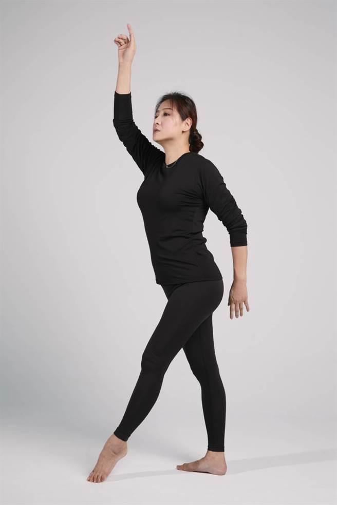 林鳳英（左三）的工作照讓老公越洋燃起性趣。（防護伊生提供）