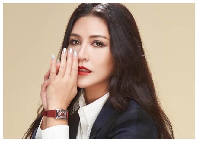 「蓝调女王」艾怡良演唱会当天的开唱时间延到8点半才登场，因为听蓝调歌曲「愈晚愈有FU」，佩戴ORIS復刻版 Rectangular系列方型表，更添復古时尚。（JOJ PHOTO 摄。服装提供／Maje）
