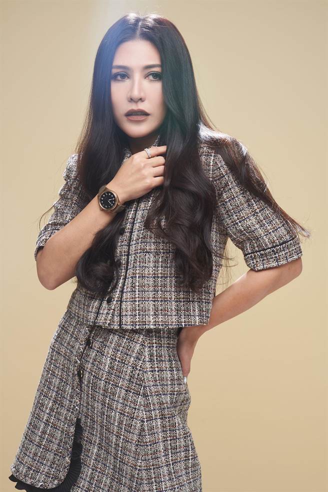 艾怡良斜杠事业大爆发，最近工作满檔，为宣传专辑和演唱会进棚拍摄ORIS时尚专题，爆料自己的恋爱史。（JOJ PHOTO摄，服装提供／Sandro)