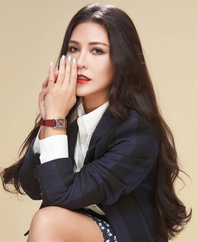 「蓝调女王」艾怡良演唱会当天的开唱时间延到8点半才登场，因为听蓝调歌曲「愈晚愈有FU」，佩戴ORIS復刻版 Rectangular系列方型表，更添復古时尚。（JOJ PHOTO摄。服 装提供／Maje）