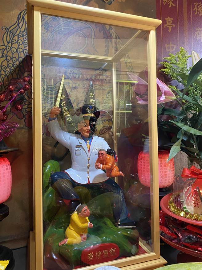 妇人在梦中梦见的是着黑白警察制服的「氤氲使者」，根据梦中所见请人雕了一尊雕像。（读者提供／张妍溱台中传真）