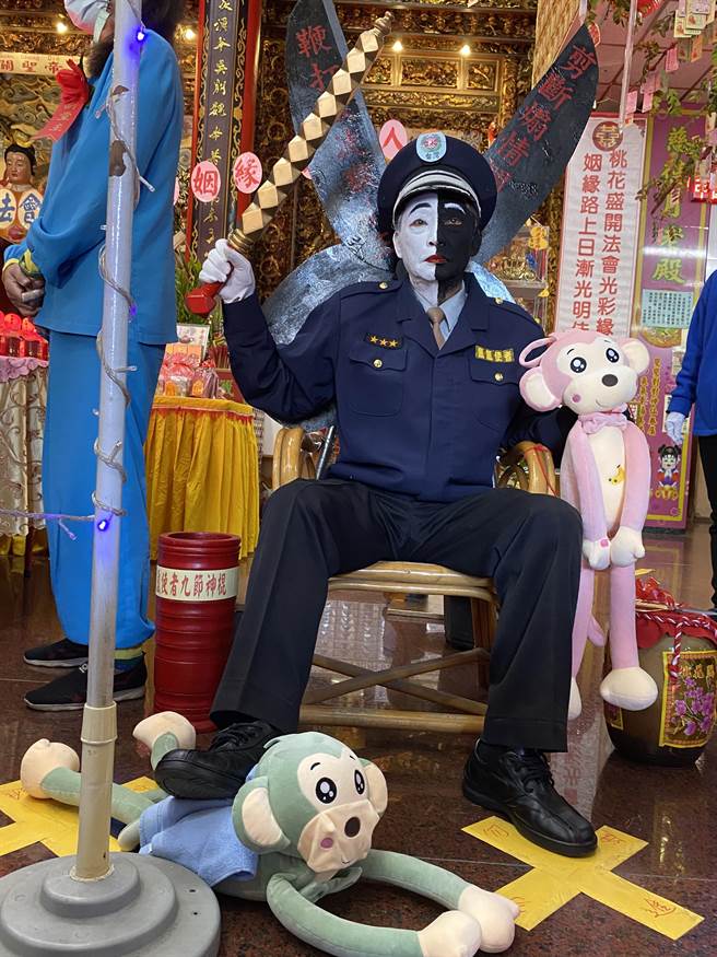 「氤氲使者」右手拿着1根九节木棍，左手提着1只女（母）猴，右脚则踏着1只男（公）猴。（读者提供／张妍溱台中传真）