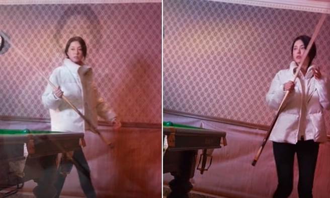 曾黎穿着素人装扮玩撞球，气质满点。（图／截取自曾黎微博）