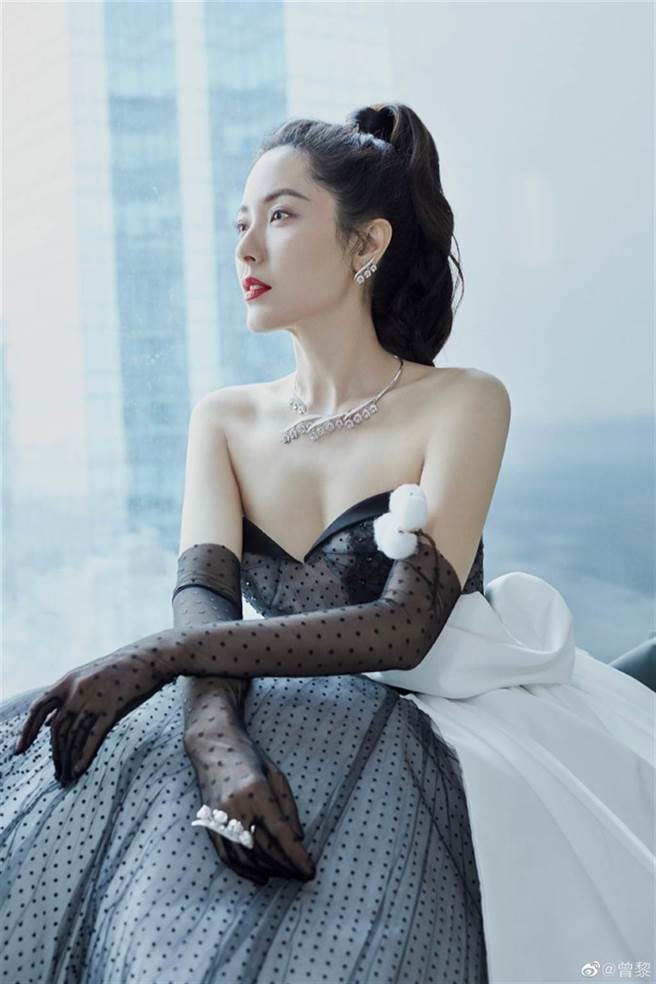 曾黎酥胸半露出席活动，美艷不可方务。（图／截取自曾黎微博）