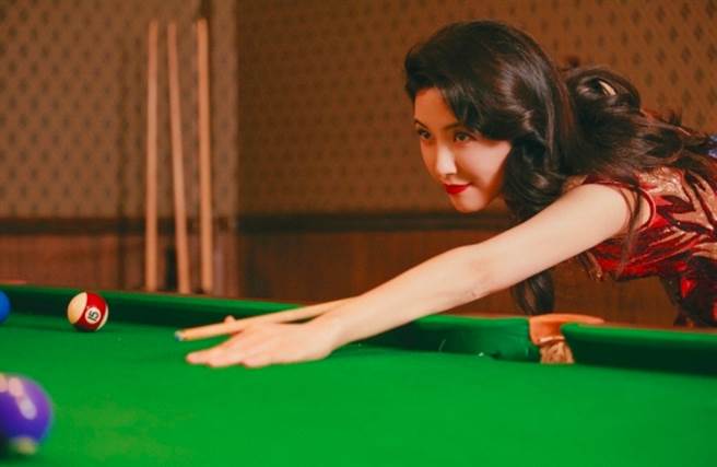 曾黎同台排排站能让并列「八大金钗」的章子怡黯然失色。（图／截取自曾黎微博）