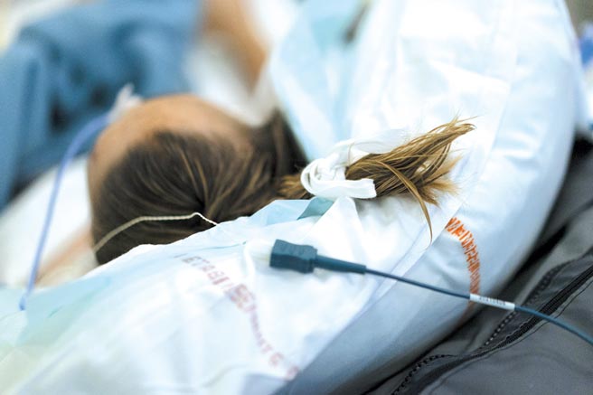 英国分析逾100万起Omicron与Delta案例发现，Omicron的住院风险约是Delta的三分之一。图／美联社