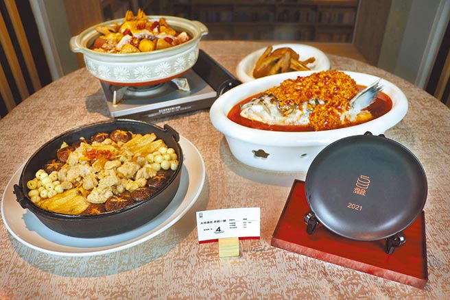 大地酒店推出的「麻油鸡酒饭」、「天府冒鸭锅」、「剁椒鲢鱼头」，于500盘中勇夺4道盘子的殊荣。图／业者提供
