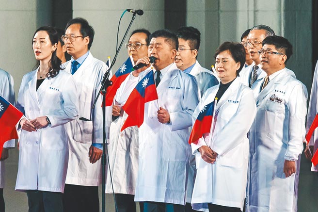 111年元旦总统府升旗典礼1日在总统府前广场举行，卫福部长陈时中（中）身着白袍，率领60位具有防疫故事性的医护人员领唱中华民国国歌，期待2022年都是台湾的幸福年。（郭吉铨摄）