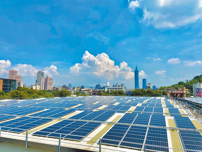 各部會極力推動綠能及再生能源，圖為長興淨水廠太陽能板。（北市產發局提供／張穎齊台北傳真）