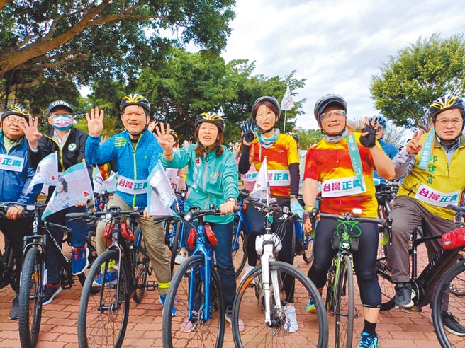 「台湾正青铁马队」1日抵达台中，林静仪加入车队在选区进行车扫。（陈淑娥摄）