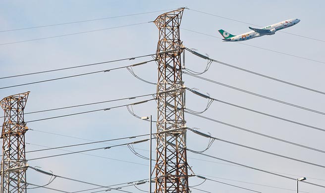 今年天然氣價預期持續高檔，但國內通膨壓力又不斷遽增，蔡政府4月要不要漲電價？必然面臨「左思右想」、「左右為難」抉擇。圖為供電高壓電塔。（王英豪攝）