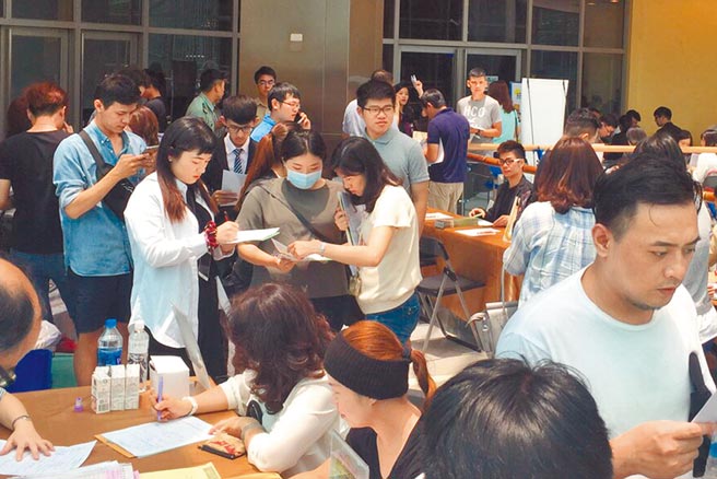 主計總處公布2021年事業人力僱用狀況調查顯示，製造業最缺工，職缺數多達9.1萬，圖為桃園就服處舉辦徵才活動。（本報資料照片）