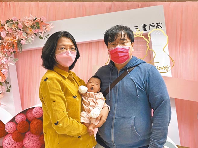 新北市生育獎勵金新制即日起上路，第三胎生育獎勵金從2萬元提高至3萬元，同性配偶一方若收養他方的新生子女，同樣也有獎勵金。（新北市民政局提供／陳慰慈新北傳真）