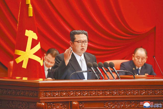 朝鮮勞動黨（WPK）第八屆中央委員會第四次全體會議2021年12月27至31日舉行，北韓領導人金正恩在會上講話，有別於過往都會對美國和南韓政治表態喊話，金正恩這次主要聚焦在糧食安全與經濟發展。(朝中社）