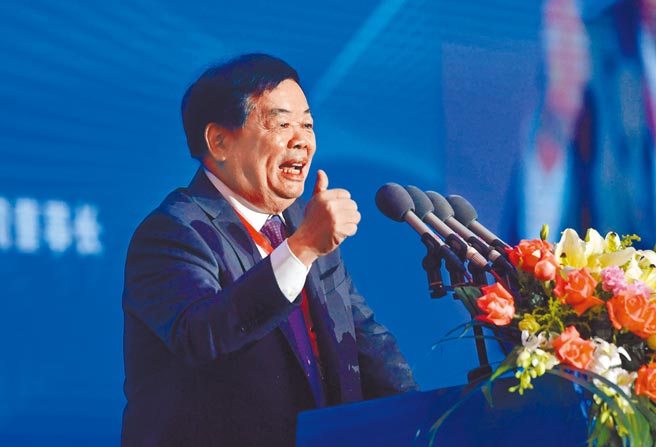 被誉为「中国玻璃大王」的福建企业家曹德旺力挺「共同富裕」，表示企业家们把赚的钱拿出来和大家分享，这样社会就和谐了。（中新社）