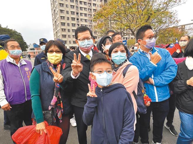 桃园市长郑文灿（中）出席元旦升旗健走，他说，想做的事情还有很多，未来任期1年还是1天当3天做。（赖佑维摄）