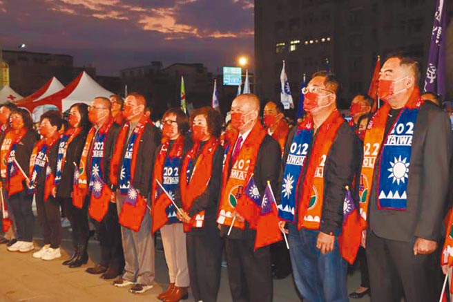 苗栗县长徐耀昌元旦率领8千多名县民高唱国歌迎新年。（苗栗县政府提供／谢明俊苗栗传真）