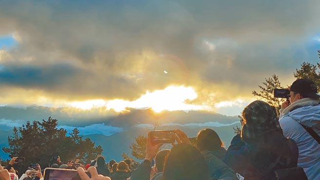 2022阿里山第一道曙光绽放光芒，全场民眾纷纷抢拍。（廖素慧摄）