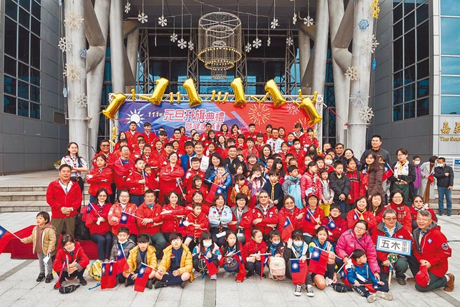 嘉义市长黄敏惠（第三排中）与童军团在元旦升旗典礼后互道新年快乐。（嘉义市政府提供／廖素慧嘉市传真）