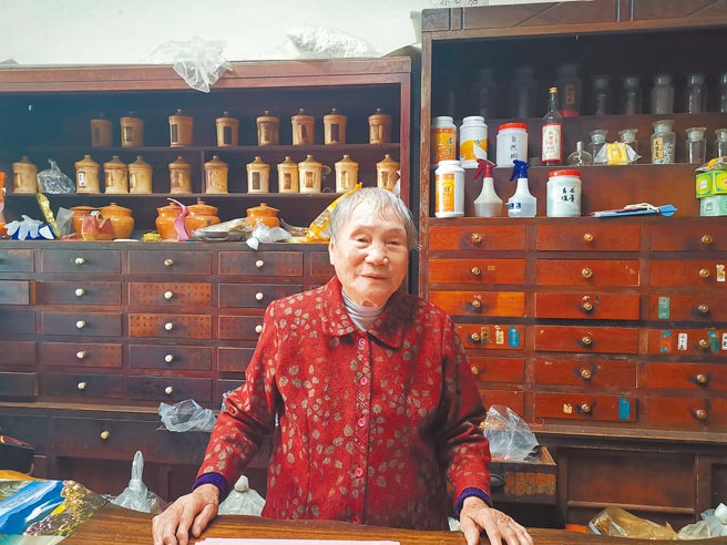 台南市官田區90歲黃碧桃阿嬤已在社區當志工30多年。（劉秀芬攝）