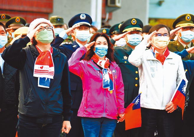 台东县政府举行元旦升旗，台东县长饶庆铃（左）与民进党立委刘棹豪（右），中间隔着议长吴秀华（中），两人几乎零互动。（庄哲权摄）