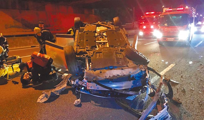 高雄19歲賴姓男子跨年狂歡喝酒後開車上國道，疑因不勝酒力失控，撞上前方一部自小客車，導致車輛撞擊護欄翻覆。（國道警方提供／林雅惠高雄傳真）