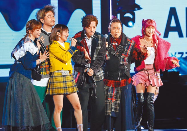 泱泱（左起）、KID、温妮、坤达、邰智源及阿部玛利亚日前主持台北市跨年晚会，意外在网路引起负评。（资料照片）