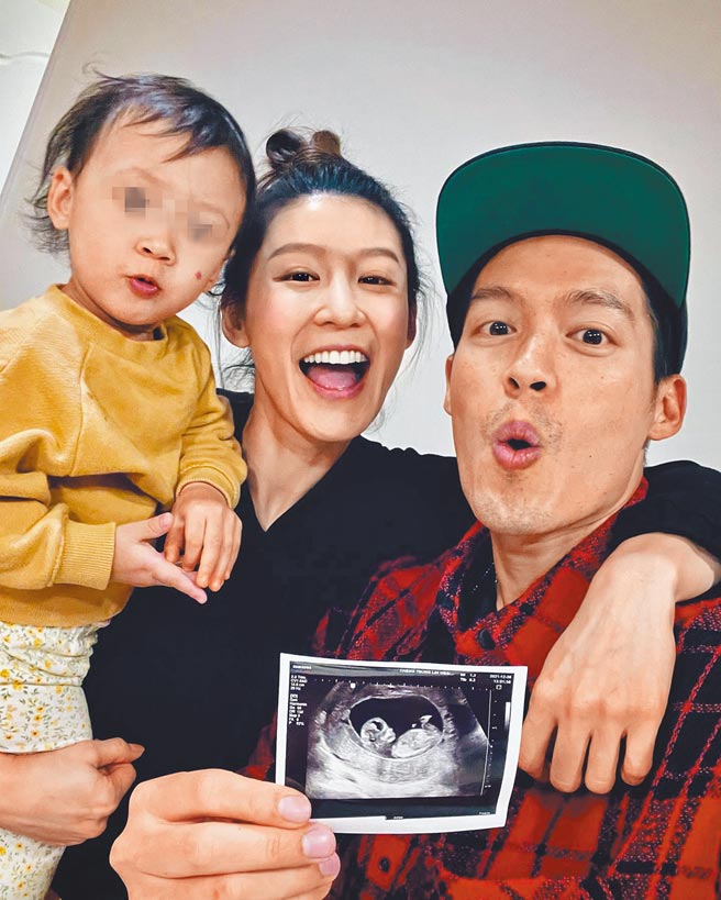 许孟哲（右）日前一家3口入镜，并手拿超音波照公布老婆赵孟姿喜怀第2胎。（摘自脸书）