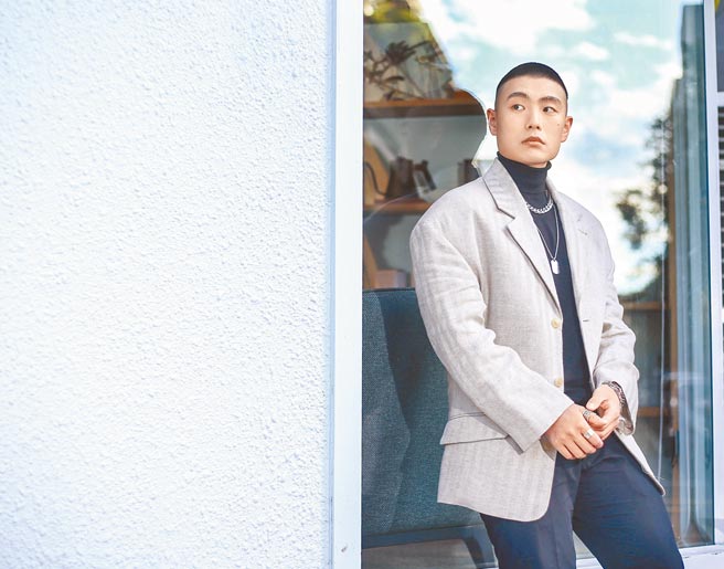 LEE独特的歌声及音乐风格，让哥哥王策很惊讶。（粘耿豪摄）