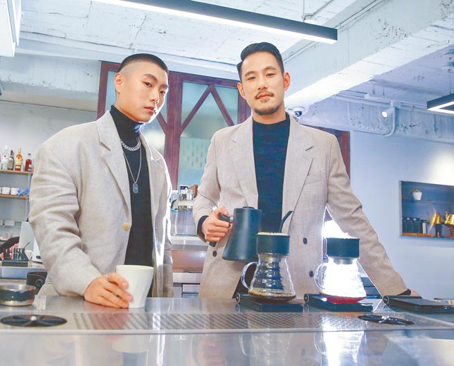 王策（右）是世界咖啡冲煮大赛冠军，亲手为弟弟LEE手冲特调咖啡。（粘耿豪摄）
