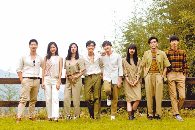 杨银豪（左起）、张家慧、洪小铃、锺政均、林孙煜豪、王渝萱 、曾少宗、邱昊奇到露营区游乐兼工作。（幸星娱乐提供）