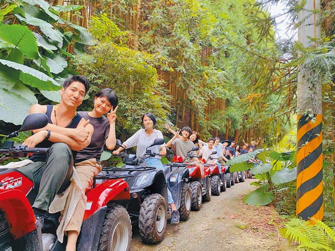 大伙在营地初体验，嗨骑越野摩托车穿梭丛林。（幸星娱乐提供）