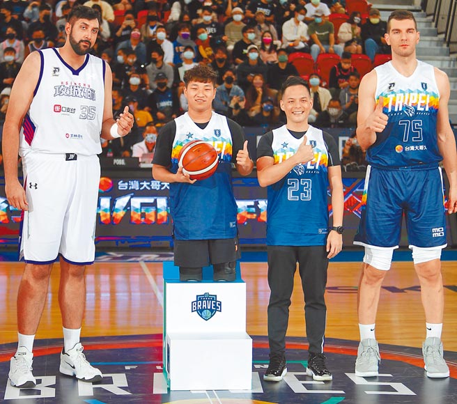 台湾大总经理林之晨（右二起）与帕运泳士陈亮达一起出席开球仪式。（季志翔摄）