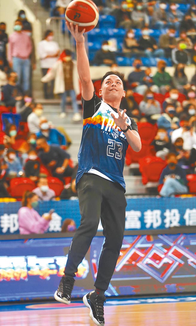 台湾大总经理林之晨在中场休息时间的趣味竞赛中示范上篮。（季志翔摄）