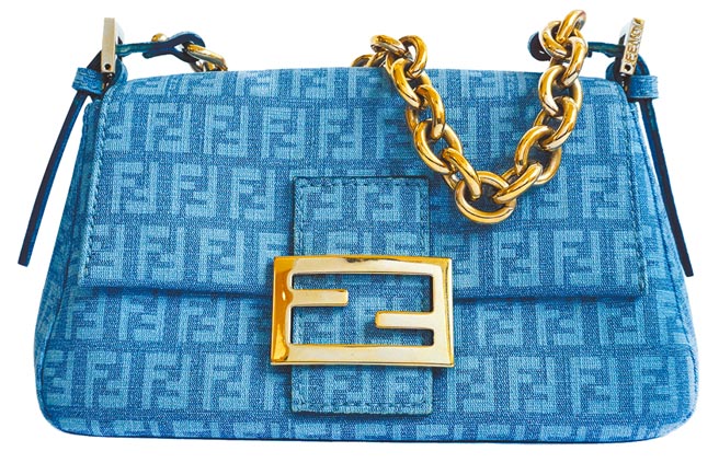 FENDI淺藍PV金鍊法棍MAMA腋下包（見圖），3萬9800元。（微風提供）