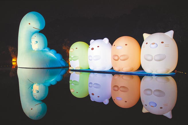 碧潭迎賓，角落小夥伴大型水上地景裝置首度在台亮相。（新北市政府觀光旅遊局提供）