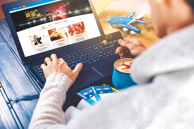 元大人壽透過「元大人壽網路投保平台」、「保障型保險商品平台」及「團體保險網路服務」三大數位金融平台，為客戶提供最即時的服務。（元大人壽提供）