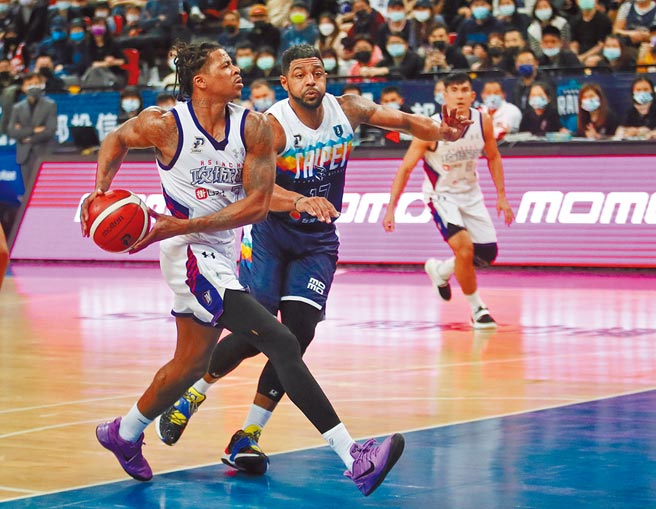 洋将法狮（左）全场狂砍45分，帮助新竹街口攻城狮击败台北富邦勇士队。（中央社）