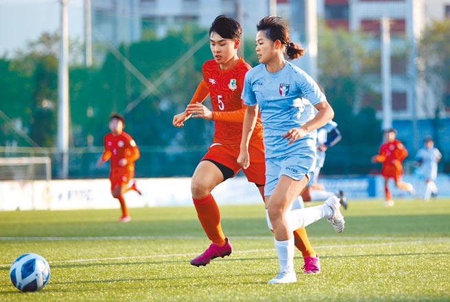 花莲好手卓莉萍（右）是中华女足左边卫的人选之一。（李弘斌摄）