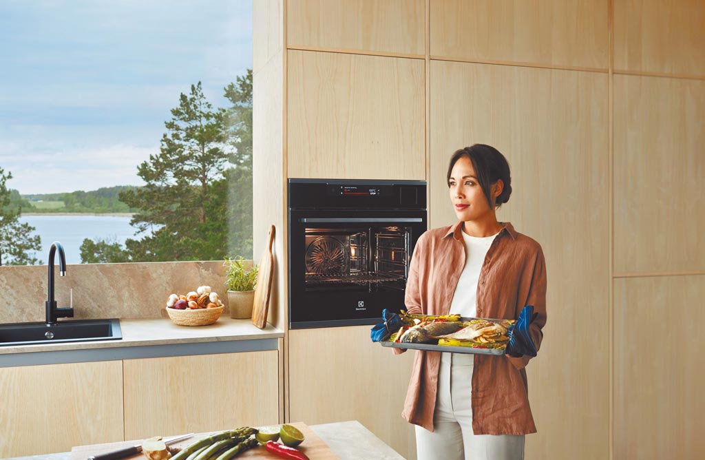 伊萊克斯推出全新極致美味嵌入式烤箱系列，定價3萬5000元起。（伊萊克斯提供）